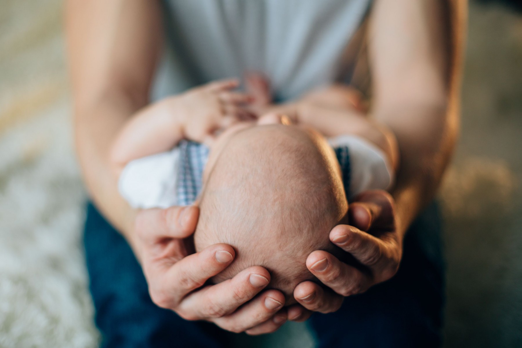 Родничок фото. Родничок у младенцев фото. Задний Родничок у новорожденных.